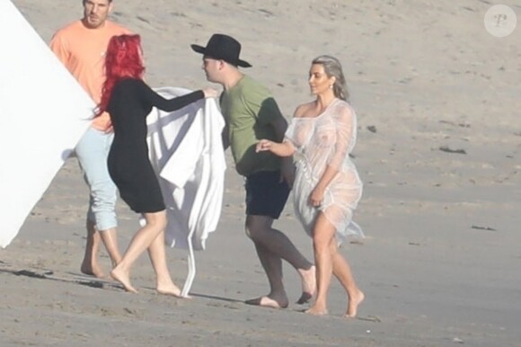 Exclusif - Kim Kardashian porte une tenue très transparente lors d'un photoshoot sur la plage à Malibu, le 22 janvier 2018.