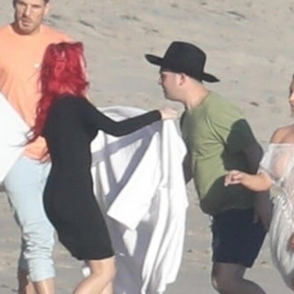 Exclusif - Kim Kardashian porte une tenue très transparente lors d'un photoshoot sur la plage à Malibu, le 22 janvier 2018.