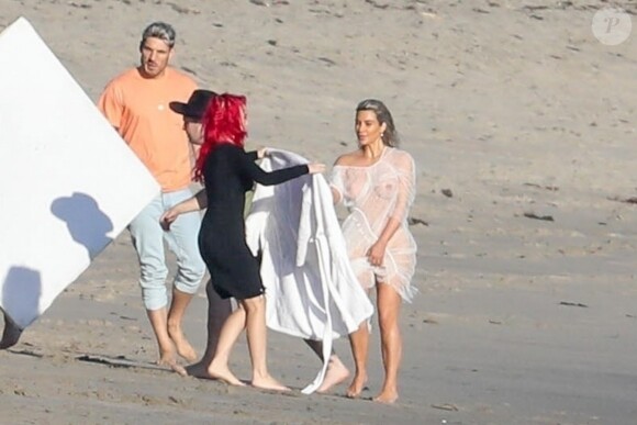 Exclusif - Kim Kardashian porte une tenue très transparente lors d'un photoshoot sur la plage à Malibu, le 22 janvier 2018.