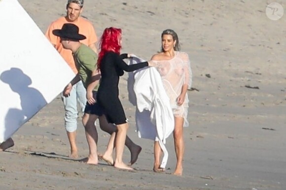 Exclusif - Kim Kardashian porte une tenue très transparente lors d'un photoshoot sur la plage à Malibu, le 22 janvier 2018.