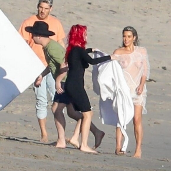 Exclusif - Kim Kardashian porte une tenue très transparente lors d'un photoshoot sur la plage à Malibu, le 22 janvier 2018.