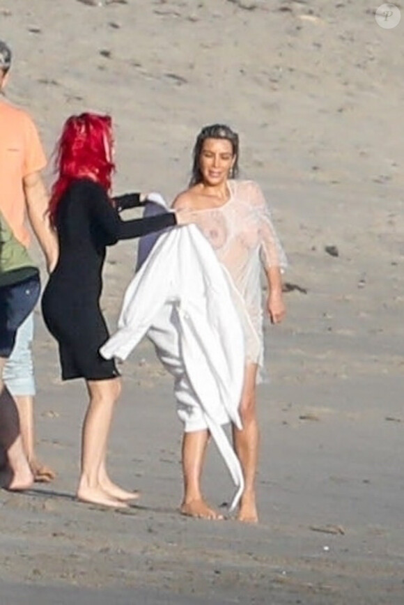 Exclusif - Kim Kardashian porte une tenue très transparente lors d'un photoshoot sur la plage à Malibu, le 22 janvier 2018.