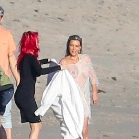 Exclusif - Kim Kardashian porte une tenue très transparente lors d'un photoshoot sur la plage à Malibu, le 22 janvier 2018.