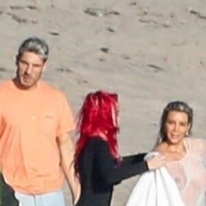 Exclusif - Kim Kardashian porte une tenue très transparente lors d'un photoshoot sur la plage à Malibu, le 22 janvier 2018.