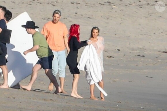 Exclusif - Kim Kardashian porte une tenue très transparente lors d'un photoshoot sur la plage à Malibu, le 22 janvier 2018.
