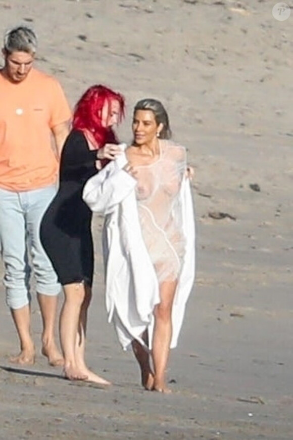 Exclusif - Kim Kardashian porte une tenue très transparente lors d'un photoshoot sur la plage à Malibu, le 22 janvier 2018.