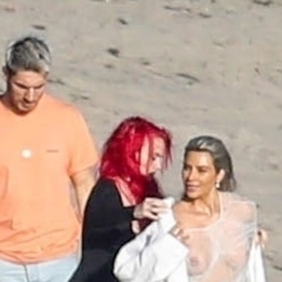 Exclusif - Kim Kardashian porte une tenue très transparente lors d'un photoshoot sur la plage à Malibu, le 22 janvier 2018.