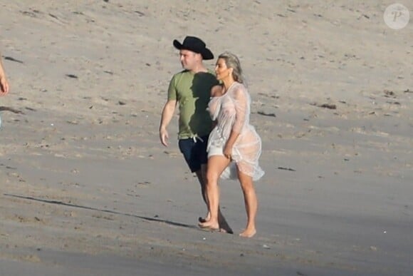 Exclusif - Kim Kardashian porte une tenue très transparente lors d'un photoshoot sur la plage à Malibu, le 22 janvier 2018.
