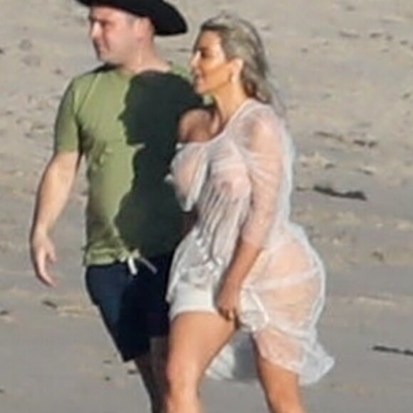 Exclusif - Kim Kardashian porte une tenue très transparente lors d'un photoshoot sur la plage à Malibu, le 22 janvier 2018.
