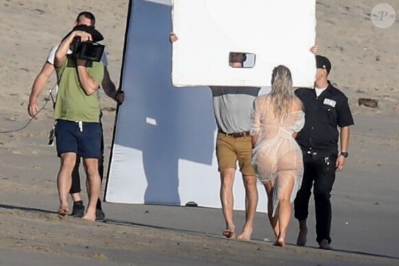 Exclusif - Kim Kardashian porte une tenue très transparente lors d'un photoshoot sur la plage à Malibu, le 22 janvier 2018.