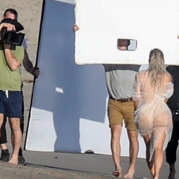 Exclusif - Kim Kardashian porte une tenue très transparente lors d'un photoshoot sur la plage à Malibu, le 22 janvier 2018.