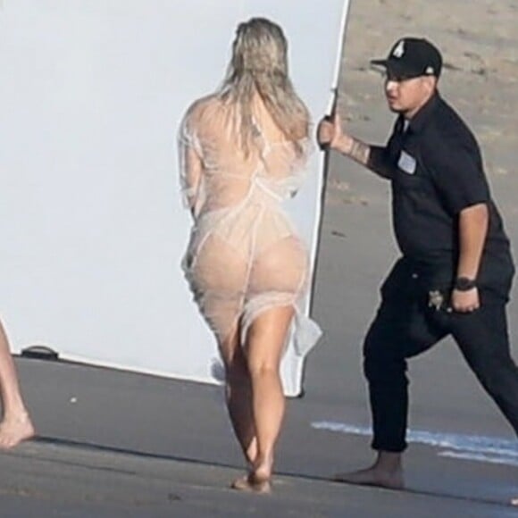 Exclusif - Kim Kardashian porte une tenue très transparente lors d'un photoshoot sur la plage à Malibu, le 22 janvier 2018.