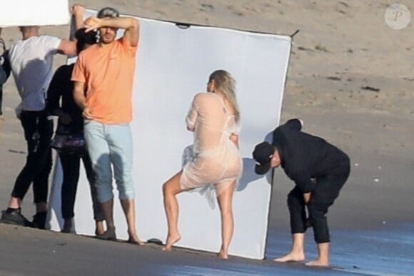 Exclusif - Kim Kardashian porte une tenue très transparente lors d'un photoshoot sur la plage à Malibu, le 22 janvier 2018.