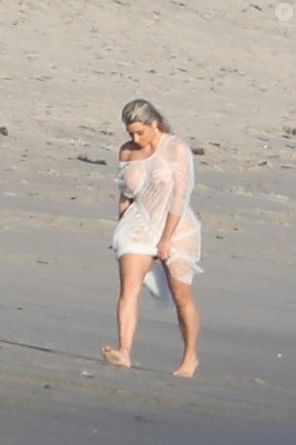 Exclusif - Kim Kardashian porte une tenue très transparente lors d'un photoshoot sur la plage à Malibu, le 22 janvier 2018.