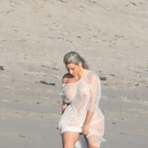 Exclusif - Kim Kardashian porte une tenue très transparente lors d'un photoshoot sur la plage à Malibu, le 22 janvier 2018.
