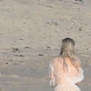 Exclusif - Kim Kardashian porte une tenue très transparente lors d'un photoshoot sur la plage à Malibu, le 22 janvier 2018.