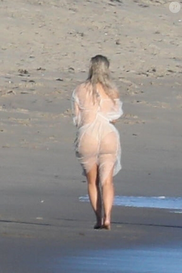 Exclusif - Kim Kardashian porte une tenue très transparente lors d'un photoshoot sur la plage à Malibu, le 22 janvier 2018.