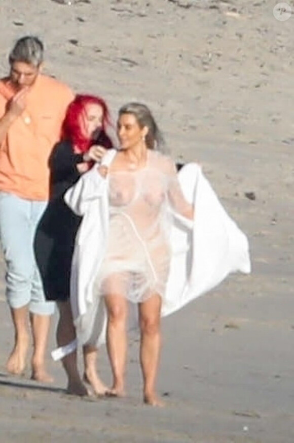 Exclusif - Kim Kardashian porte une tenue très transparente lors d'un photoshoot sur la plage à Malibu, le 22 janvier 2018.