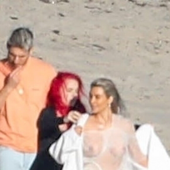 Exclusif - Kim Kardashian porte une tenue très transparente lors d'un photoshoot sur la plage à Malibu, le 22 janvier 2018.