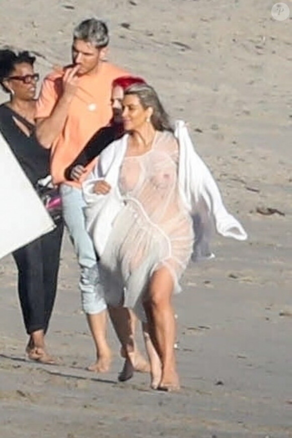 Exclusif - Kim Kardashian porte une tenue très transparente lors d'un photoshoot sur la plage à Malibu, le 22 janvier 2018.