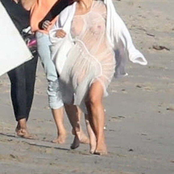 Exclusif - Kim Kardashian porte une tenue très transparente lors d'un photoshoot sur la plage à Malibu, le 22 janvier 2018.