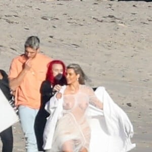 Exclusif - Kim Kardashian porte une tenue très transparente lors d'un photoshoot sur la plage à Malibu, le 22 janvier 2018.