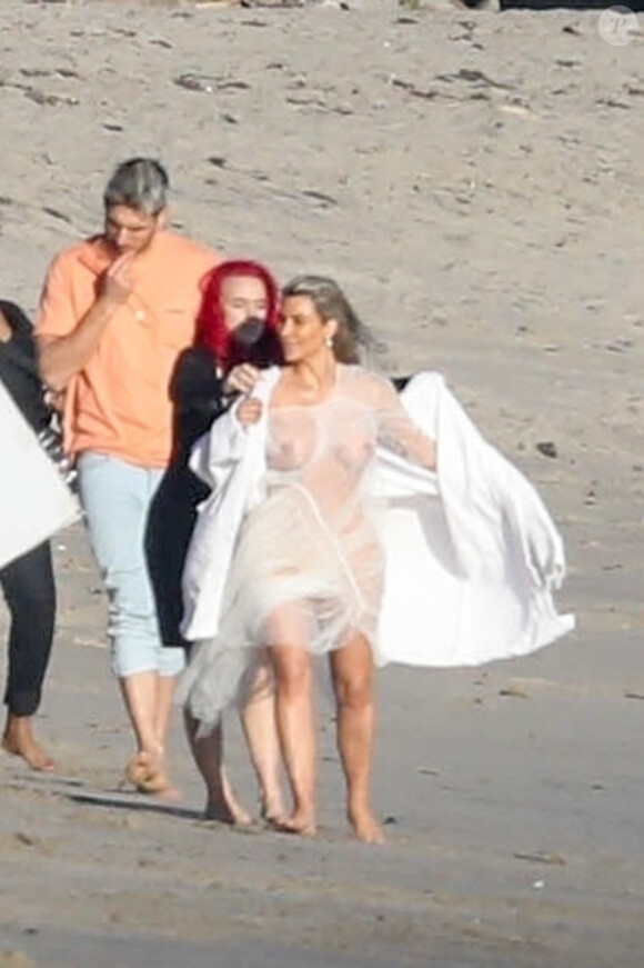 Exclusif - Kim Kardashian porte une tenue très transparente lors d'un photoshoot sur la plage à Malibu, le 22 janvier 2018.