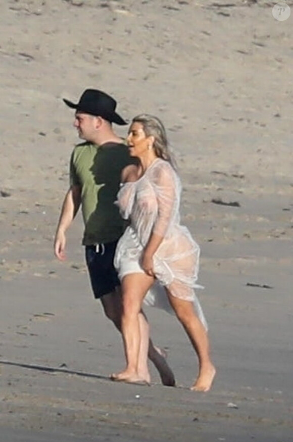 Exclusif - Kim Kardashian porte une tenue très transparente lors d'un photoshoot sur la plage à Malibu, le 22 janvier 2018.