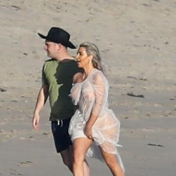 Exclusif - Kim Kardashian porte une tenue très transparente lors d'un photoshoot sur la plage à Malibu, le 22 janvier 2018.