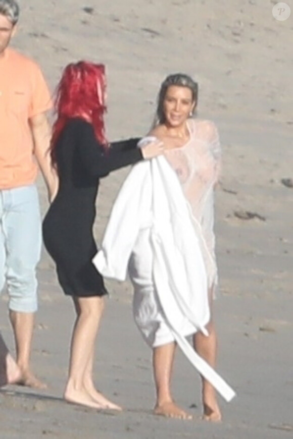 Exclusif - Kim Kardashian porte une tenue très transparente lors d'un photoshoot sur la plage à Malibu, le 22 janvier 2018.