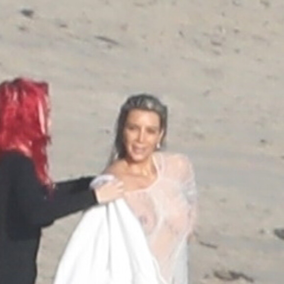 Exclusif - Kim Kardashian porte une tenue très transparente lors d'un photoshoot sur la plage à Malibu, le 22 janvier 2018.