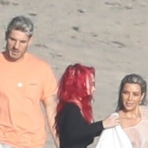 Exclusif - Kim Kardashian porte une tenue très transparente lors d'un photoshoot sur la plage à Malibu, le 22 janvier 2018.