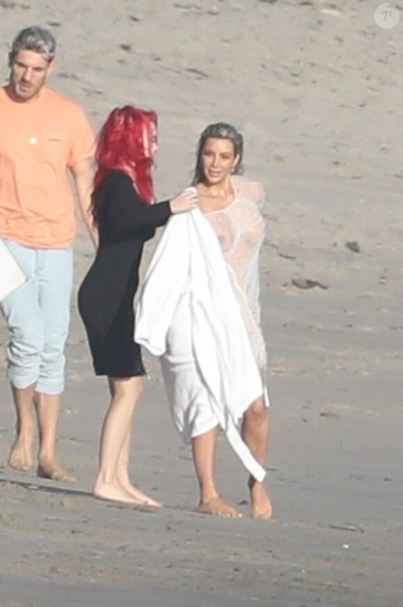 Exclusif - Kim Kardashian porte une tenue très transparente lors d'un photoshoot sur la plage à Malibu, le 22 janvier 2018.