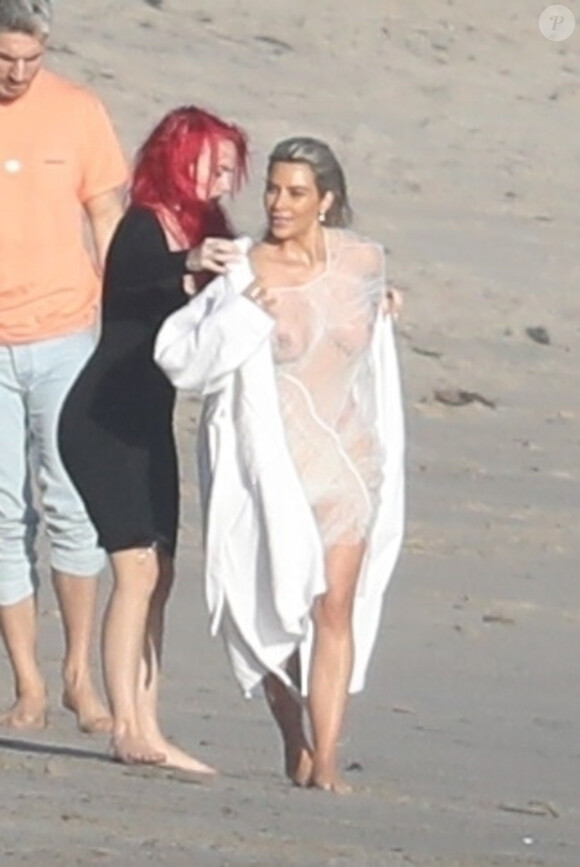 Exclusif - Kim Kardashian porte une tenue très transparente lors d'un photoshoot sur la plage à Malibu, le 22 janvier 2018.