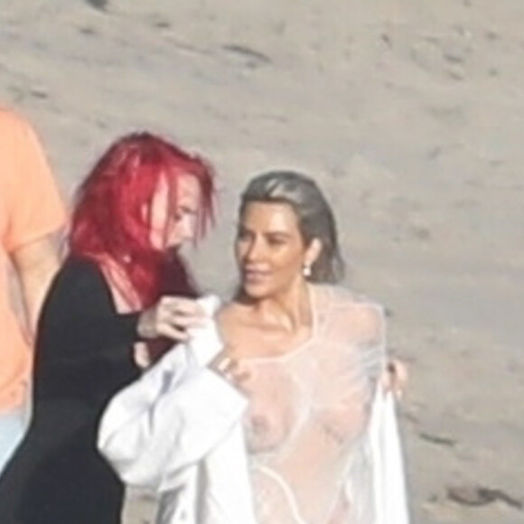 Exclusif - Kim Kardashian porte une tenue très transparente lors d'un photoshoot sur la plage à Malibu, le 22 janvier 2018.