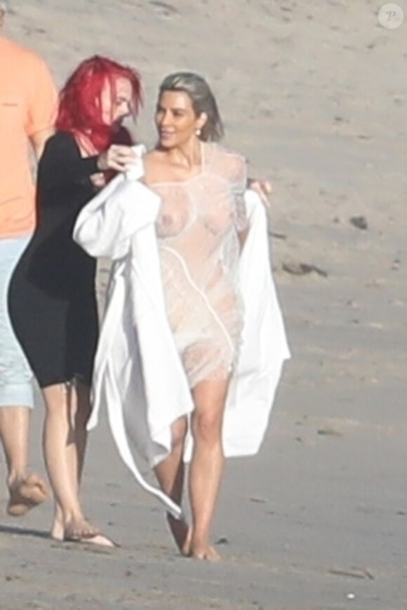 Exclusif - Kim Kardashian porte une tenue très transparente lors d'un photoshoot sur la plage à Malibu, le 22 janvier 2018.