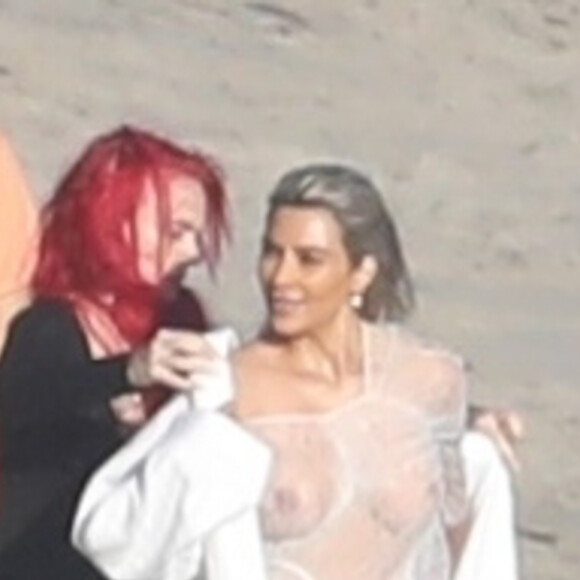 Exclusif - Kim Kardashian porte une tenue très transparente lors d'un photoshoot sur la plage à Malibu, le 22 janvier 2018.