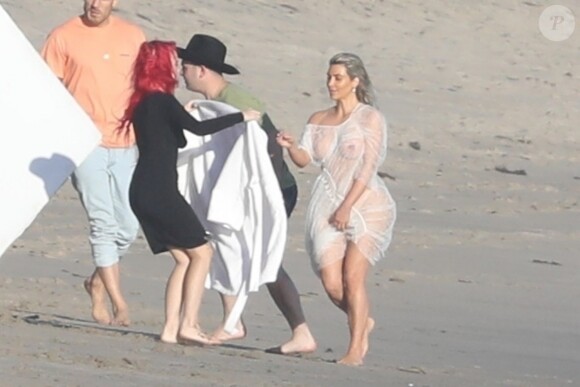 Exclusif - Kim Kardashian porte une tenue très transparente lors d'un photoshoot sur la plage à Malibu, le 22 janvier 2018.