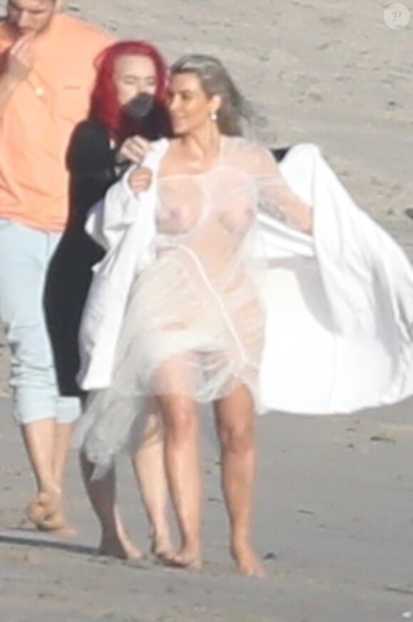 Exclusif - Kim Kardashian porte une tenue très transparente lors d'un photoshoot sur la plage à Malibu, le 22 janvier 2018.