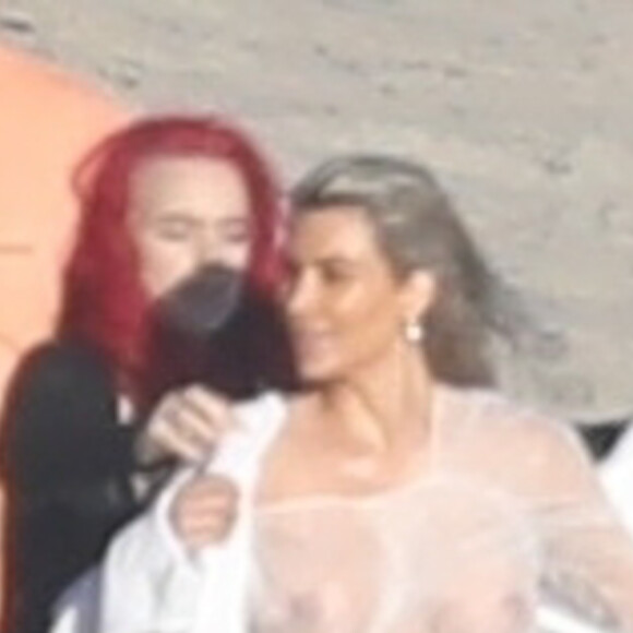 Exclusif - Kim Kardashian porte une tenue très transparente lors d'un photoshoot sur la plage à Malibu, le 22 janvier 2018.