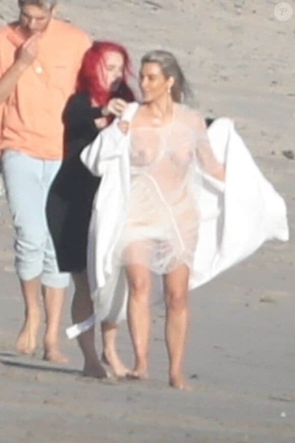 Exclusif - Kim Kardashian porte une tenue très transparente lors d'un photoshoot sur la plage à Malibu, le 22 janvier 2018.