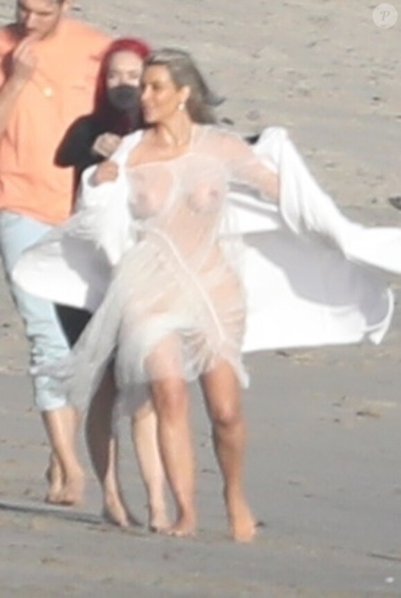 Exclusif - Kim Kardashian porte une tenue très transparente lors d'un photoshoot sur la plage à Malibu, le 22 janvier 2018.