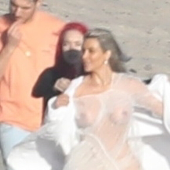 Exclusif - Kim Kardashian porte une tenue très transparente lors d'un photoshoot sur la plage à Malibu, le 22 janvier 2018.