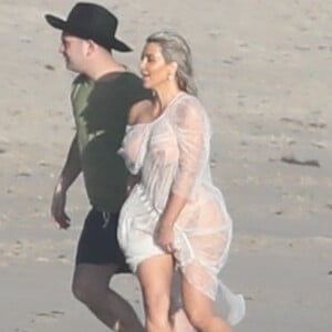 Exclusif - Kim Kardashian porte une tenue très transparente lors d'un photoshoot sur la plage à Malibu, le 22 janvier 2018.