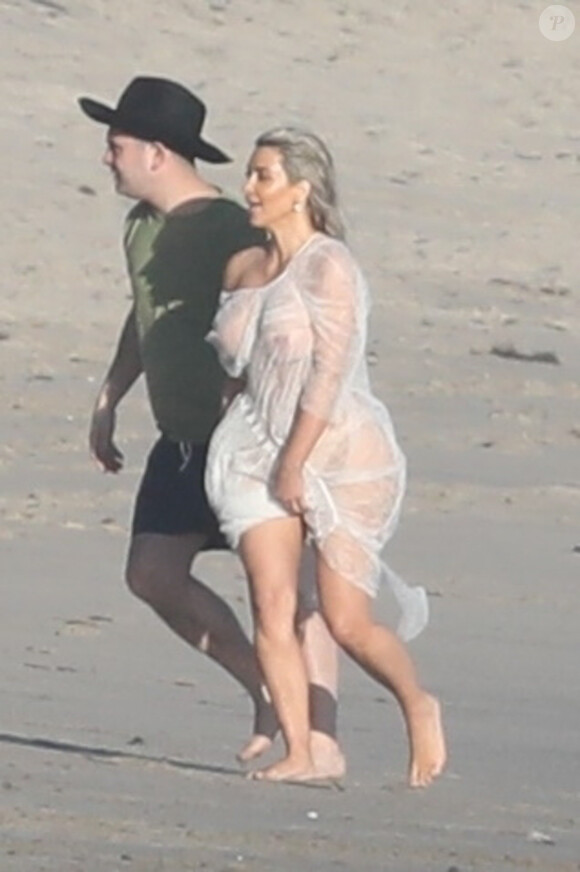 Exclusif - Kim Kardashian porte une tenue très transparente lors d'un photoshoot sur la plage à Malibu, le 22 janvier 2018.