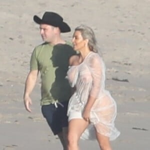 Exclusif - Kim Kardashian porte une tenue très transparente lors d'un photoshoot sur la plage à Malibu, le 22 janvier 2018.