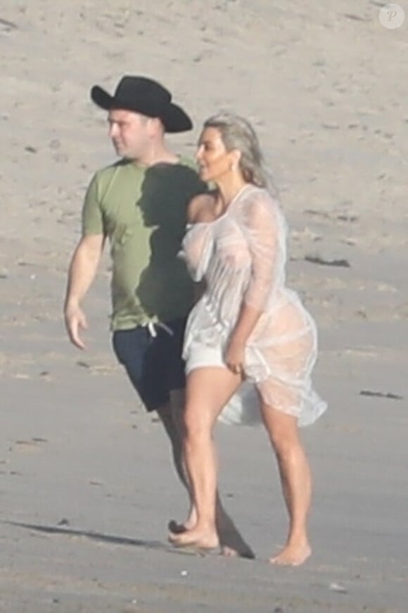 Exclusif - Kim Kardashian porte une tenue très transparente lors d'un photoshoot sur la plage à Malibu, le 22 janvier 2018.