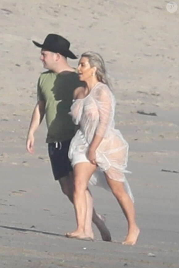 Exclusif - Kim Kardashian porte une tenue très transparente lors d'un photoshoot sur la plage à Malibu, le 22 janvier 2018.