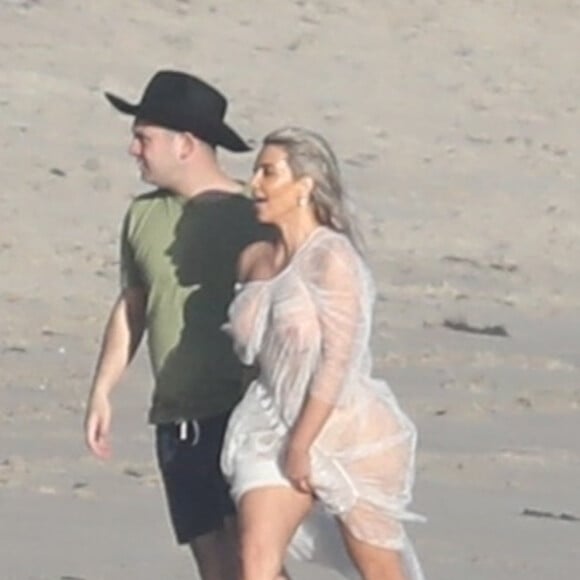 Exclusif - Kim Kardashian porte une tenue très transparente lors d'un photoshoot sur la plage à Malibu, le 22 janvier 2018.