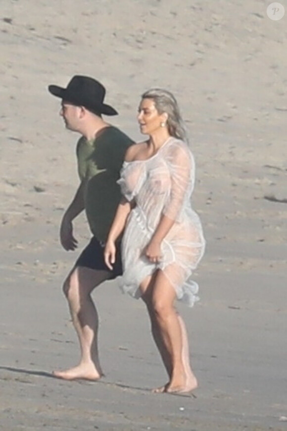 Exclusif - Kim Kardashian porte une tenue très transparente lors d'un photoshoot sur la plage à Malibu, le 22 janvier 2018.